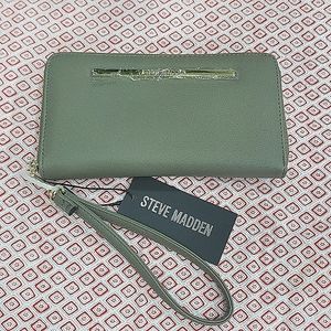 NWT-STEVEN MADDEN OLIVE WRISTLET